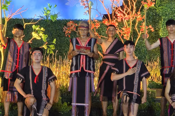 Tổng duyệt chương trình nghệ thuật “Đại ngàn reo”.