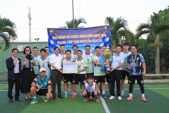 Đội bóng Doanh nhân trẻ Gia Lai vô địch Giải bóng đá Chào xuân Bính Ngọ 2026.