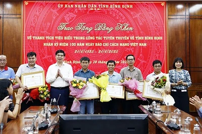 Chủ tịch UBND tỉnh tặng bằng khen cho người làm báo trên địa bàn tỉnh