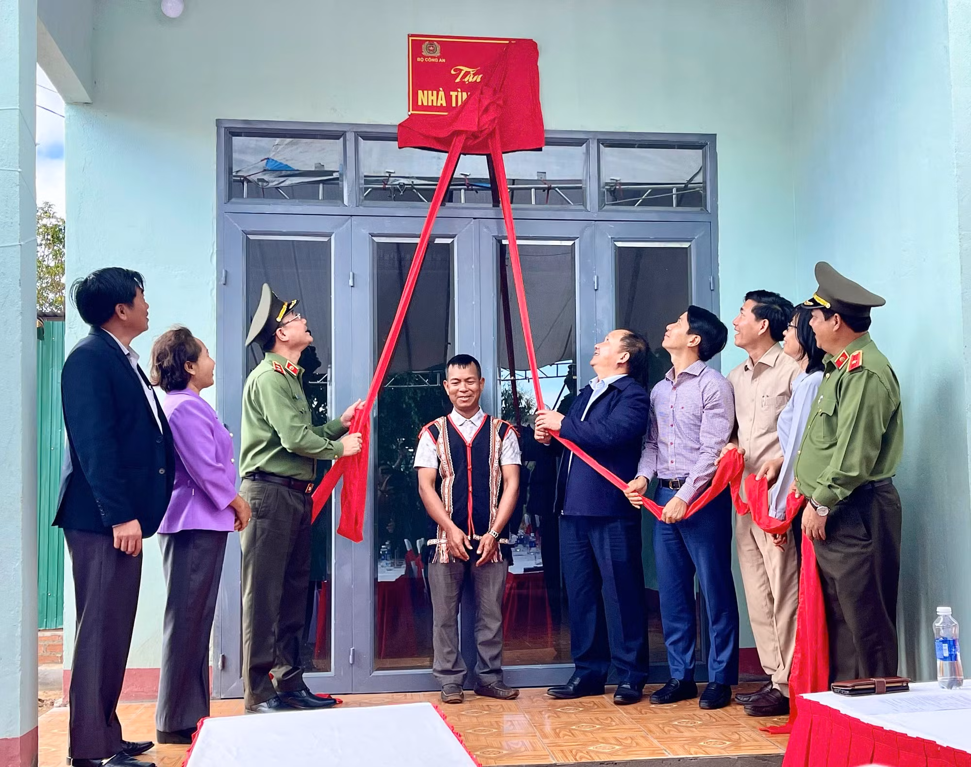 bo-cong-an-phoi-hop-voi-chinh-quyen-dia-phuong-ban-giao-nha-cho-gia-dinh-ong-dinh-hyon-lang-hrak-xa-mang-yang-qt.jpg