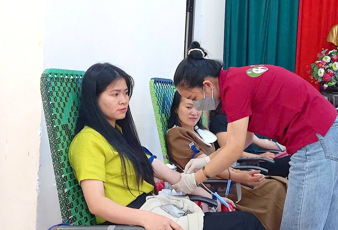 Người dân huyện Mang Yang tham gia hiến máu tình nguyện. Ảnh: H.N nguoi-dan-huyen-mang-yang-tham-gia-hmtn.jpg