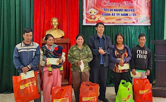 Bapak Tran Minh Son, Anggota Komite Tetap Partai Provinsi, Ketua Komite Front Tanah Air Vietnam Provinsi Gia Lai, memberikan bantuan kepada keluarga miskin di Distrik Chu Se. Foto: Ngoc Anh ong-tran-minh-son-tang-quahngheo-tai-chuse-anh-na.jpg