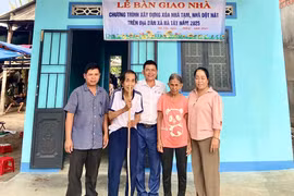 Trao nhà tạm ở xã Hà Tây