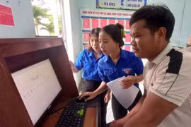 Đoàn viên, thanh niên hỗ trợ người dân tộc thiểu số thực hiện thủ tục hành chính.