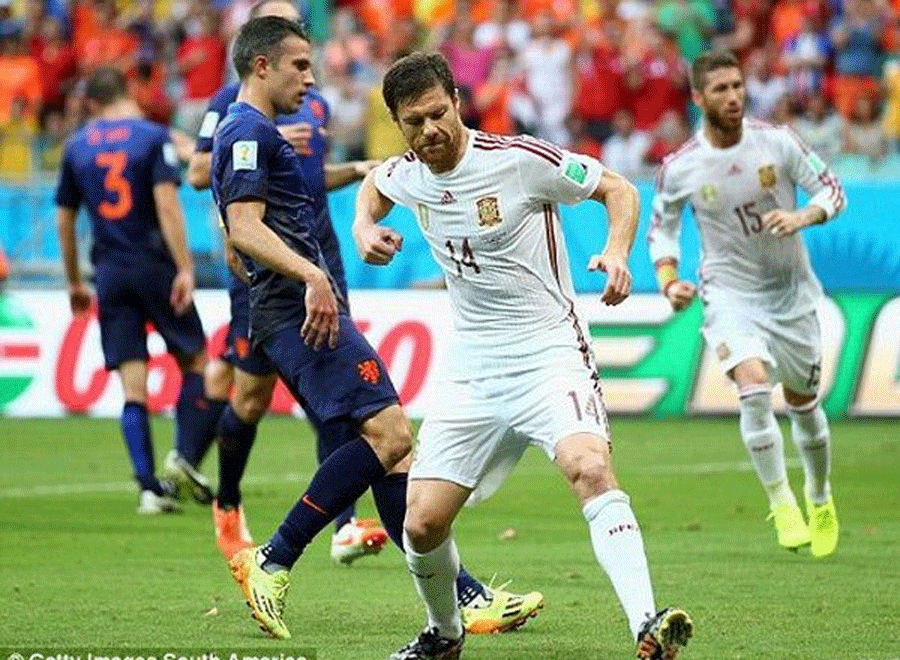 Alonso mở điểm cho Tây Ban Nha.