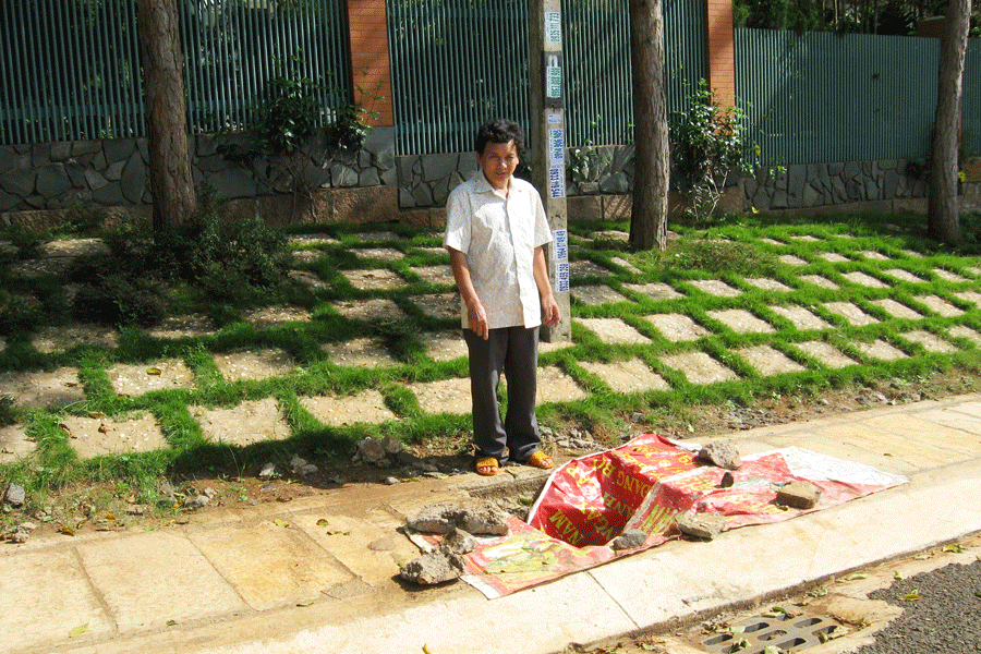 Để ngăn mùi hôi bốc lên từ cống thoát, người dân cực chẳng đã phải lấy tấm bạt đậy tạm, tuy nhiên đây cũng chính là cái bẫy dành cho người đi bộ. Ảnh: Ngọc Linh