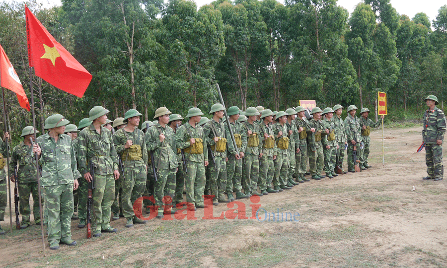  Sĩ quan dự bị Gia Lai trong giờ học chiến thuật. Ảnh: Hồng Vân