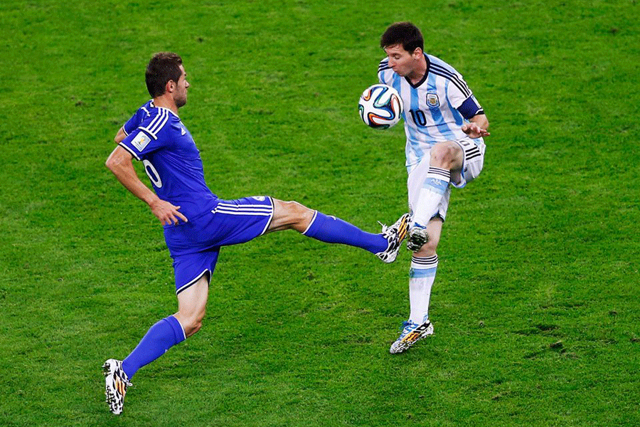 Messi (số 10) vẫn tỏ ra cô độc trong màu áo Argentina. Messi (sô 10) vẫn tỏ ra cô độc trong màu áo Argentina.