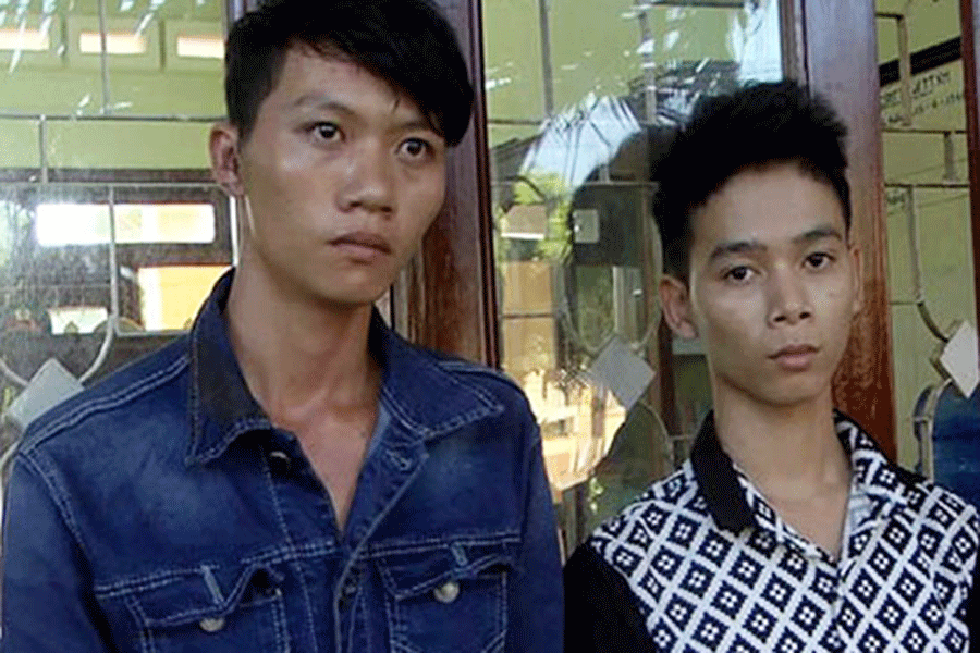 Hai đối tượng Khoa và Ninh tại Công an huyện Phù Mỹ. Ảnh: Văn Tố