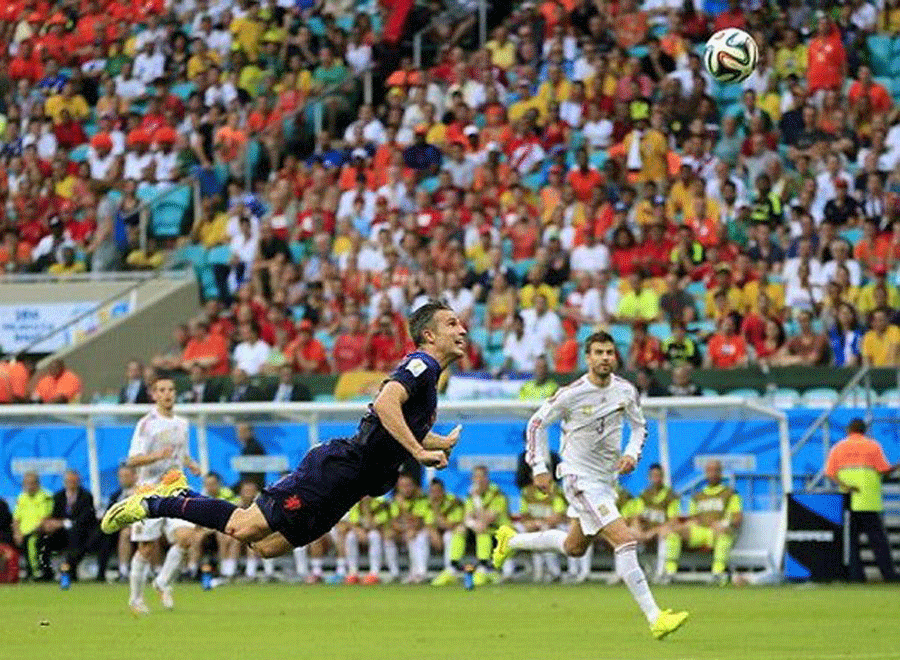 Pha bay người đánh đầu gỡ hòa 1-1 của van Persie.