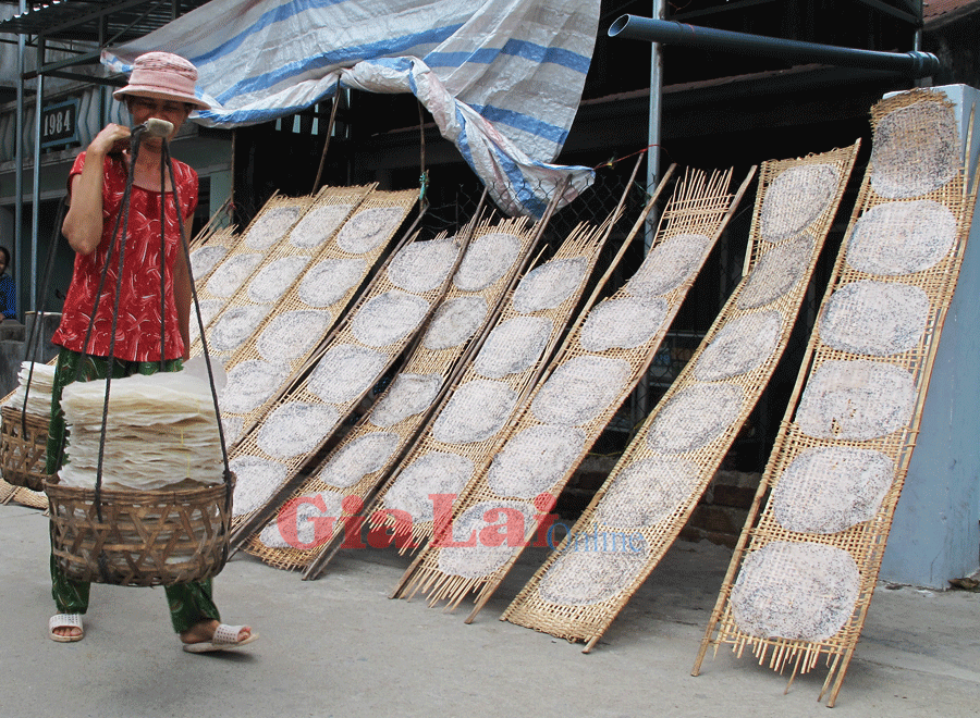 Diện tích phơi bánh ngày càng thu hẹp. Ảnh: Phương Linh Diện tích phơi bánh ngày càng thu hẹp. Ảnh: Phương Linh