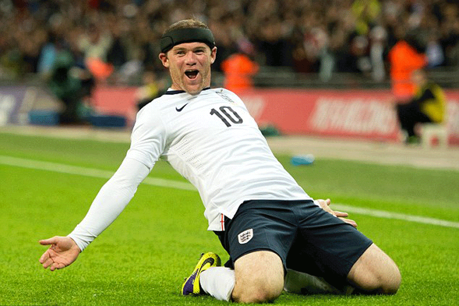 Rooney cùng đồng đội gặp khó ngay từ vòng bảng. 