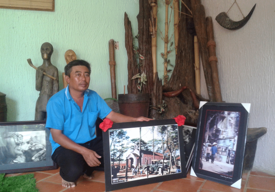 Ông Dũng bên những bức ảnh và các hiện vật Tây Nguyên. Ông Dũng bên những bức tranh và các hiện vật Tây Nguyên.