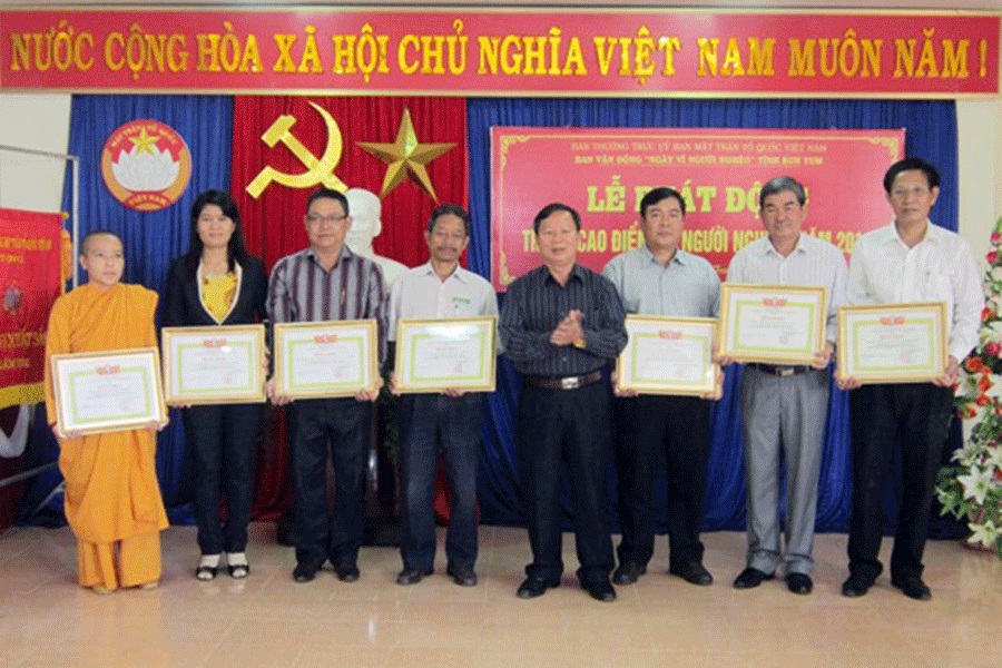 Đồng chí Trần Bình Trọng tặng bằng khen của Ủy ban MTTQ tỉnh cho các tập thể, cá nhân có thành tích xuất sắc tham gia cuộc vận động “Ngày vì người nghèo” năm 2014. Ảnh: Duy Tân Đồng chí Trần Bình Trọng tặng bằng khen của Ủy ban MTTQ tỉnh cho các tập thể, cá nhân có thành tích xuất sắc tham gia cuộc vận động “Ngày vì người nghèo” năm 2014. Ảnh: Duy Tân