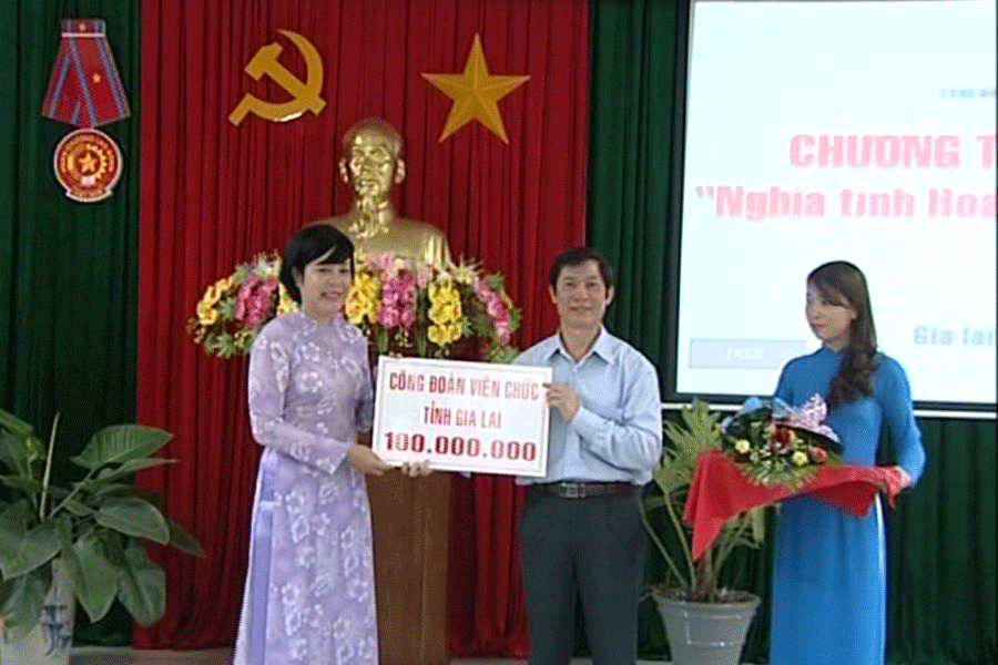 Công đoàn Viên chức tỉnh ủng hộ 100 triệu đồng cho chương trình “Nghĩa tình Hoàng Sa-Trường Sa”.  Công đoàn Viên chức tỉnh ủng hộ 100 triệu đồng cho chương trình “Nghĩa tình Hoàng Sa-Trường Sa”.