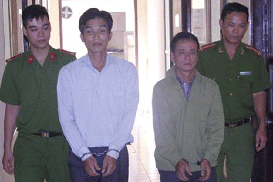 Hai đối tượng Vượng (áo trắng) và Chữ bị dẫn giải về cơ quan Công an. Ảnh: Xuân Trường Hai đối tượng Vượng (áo trắng) và Chữ bị dẫn giải về cơ quan Công an. Ảnh: Xuân Trường