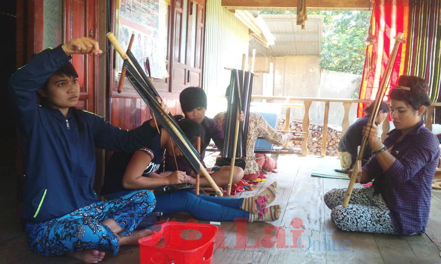  Các học viên tham gia lớp dự án dạy nghề dệt thổ cẩm. Ảnh: Nguyễn Giang