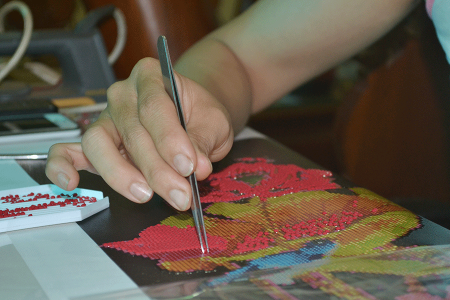 Tranh gắn đá làm nhanh gấp 2-3 lần so với tranh thêu chữ thập. Ảnh: Lê Hòa