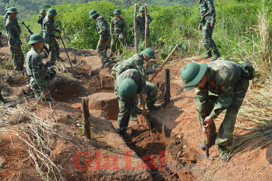Chiến sĩ đang củng cố hầm hào, công sự trước giờ “khai hỏa”. Ảnh: Anh Huy Chiến sĩ đang củng cố hầm hào, công sự trước giờ “khai hỏa”. Ảnh: Anh Huy