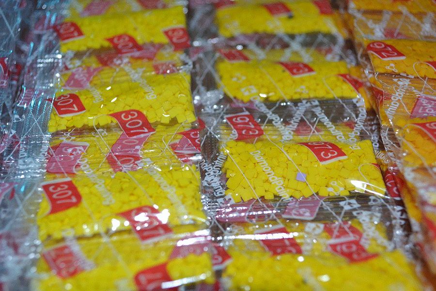 Những gói hạt đá được nhuộm màu sắc dùng để đính lên mẫu. Ảnh: Lê Hòa