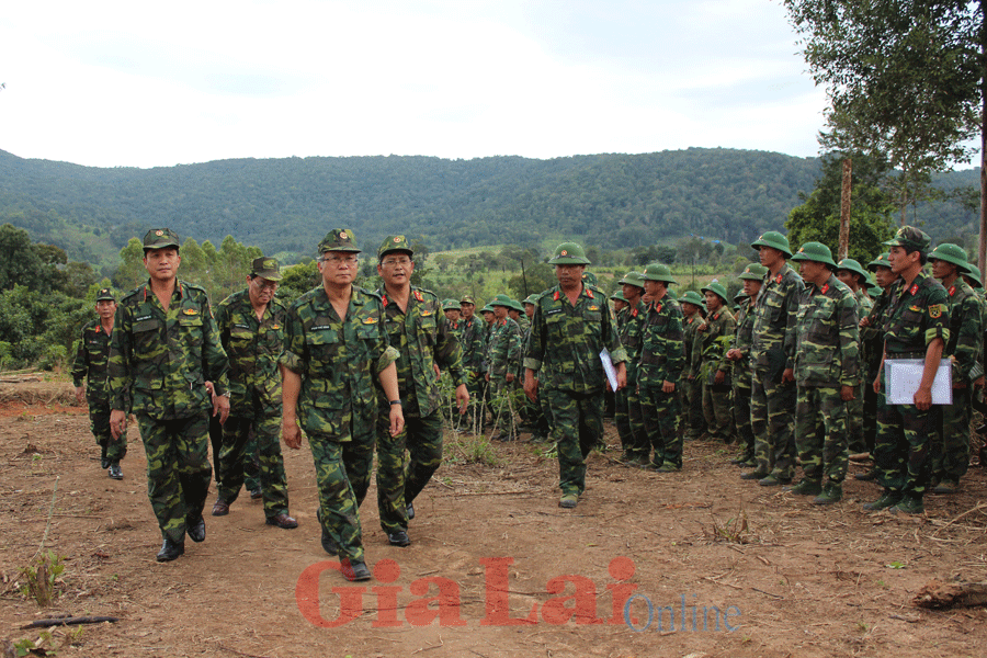 Lãnh đạo tỉnh thăm, động viên cán bộ-chiến sĩ đang làm nhiệm vụ ngoài thao trường. Ảnh: Anh Huy Lãnh đạo tỉnh thăm, động viên cán bộ-chiến sĩ đang làm nhiệm vụ ngoài thao trường. Ảnh: Anh Huy