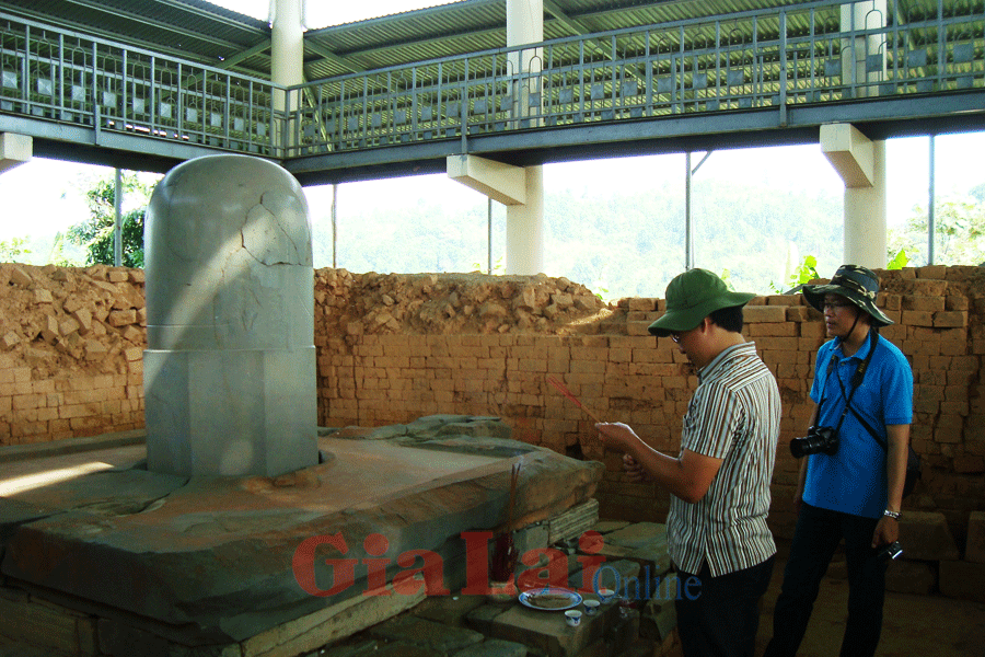 Chiếc linga lớn nhất Đông Nam Á ở Cát Tiên. Ảnh: Khắc Dũng Chiếc linga lớn nhất Đông Nam Á ở Cát Tiên. Ảnh: Khắc Dũng