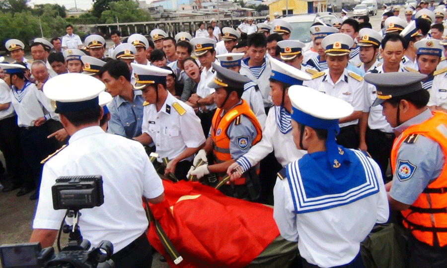 Đưa Bắc lên xe lạnh về gia đình làm lễ truy điệu. Ảnh: Mai Thắng 