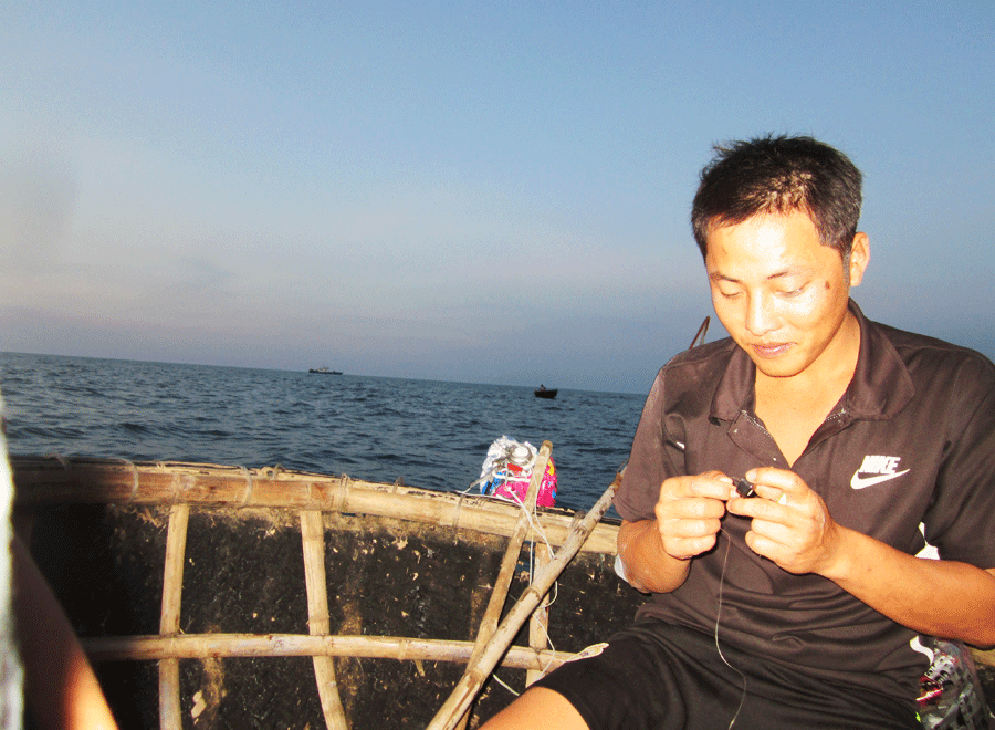 Anh Tuân chuẩn bị đồ nghề câu mực. Ảnh: An Nguyên Anh Tuân chuẩn bị đồ nghề câu mực. Ảnh: An Nguyên