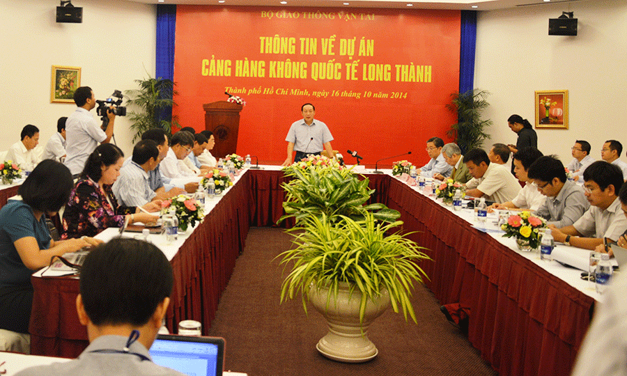 Thứ trưởng Bộ GT-VT Nguyễn Hồng Trường trả lời báo chí. Ảnh: Hoàng Liêm Thứ trưởng Bộ GT-VT Nguyễn Hồng Trường trả lời báo chí. Ảnh: Hoàng Liêm