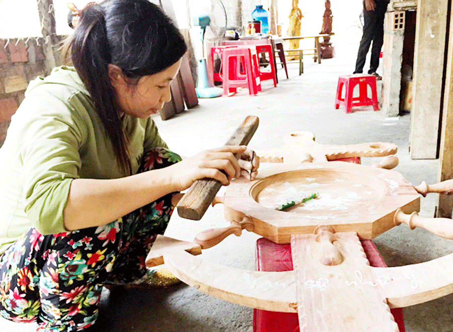 Cưa và mài vỏ trai-một trong rất nhiều công đoạn để khảm lên gỗ. Ảnh: H.N