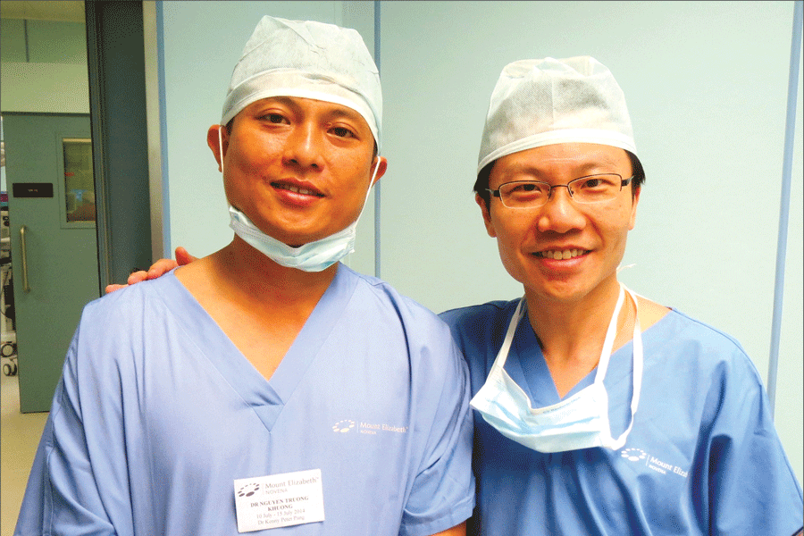 Bác sĩ Nguyễn Trương Khương (trái) và chuyên gia phẫu thuật Singapore.