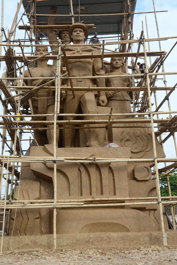 Bản mẫu tượng đài chiến thắng Đak Pơ bằng đất sét với tỉ lệ 1:1 so với bản thật. Ảnh: Đức Phương Bản mẫu tượng đài chiến thắng Đak Pơ bằng đất sét với tỉ lệ 1:1 so với bản thật. Ảnh: Đức Phương