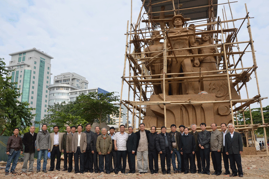 Đoàn lãnh đạo tỉnh Gia Lai kiểm tra, góp ý chỉnh sửa bản mẫu Tượng đài chiến thắng Đak Pơ. Ảnh: Đức Phương Đoàn lãnh đạo tỉnh Gia Lai kiểm tra, góp ý chỉnh sửa bản mẫu Tượng đài chiến thắng Đak Pơ. Ảnh: Đức Phương