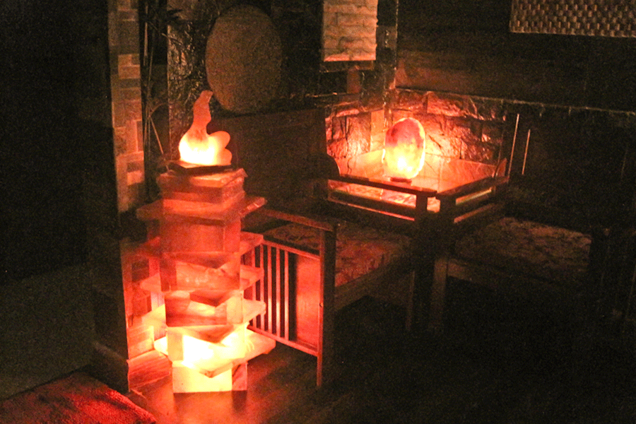 Đèn đá muối Hymalaya được bố trí khắp Spa để thanh lọc không khí. Ảnh: Hồng Thi