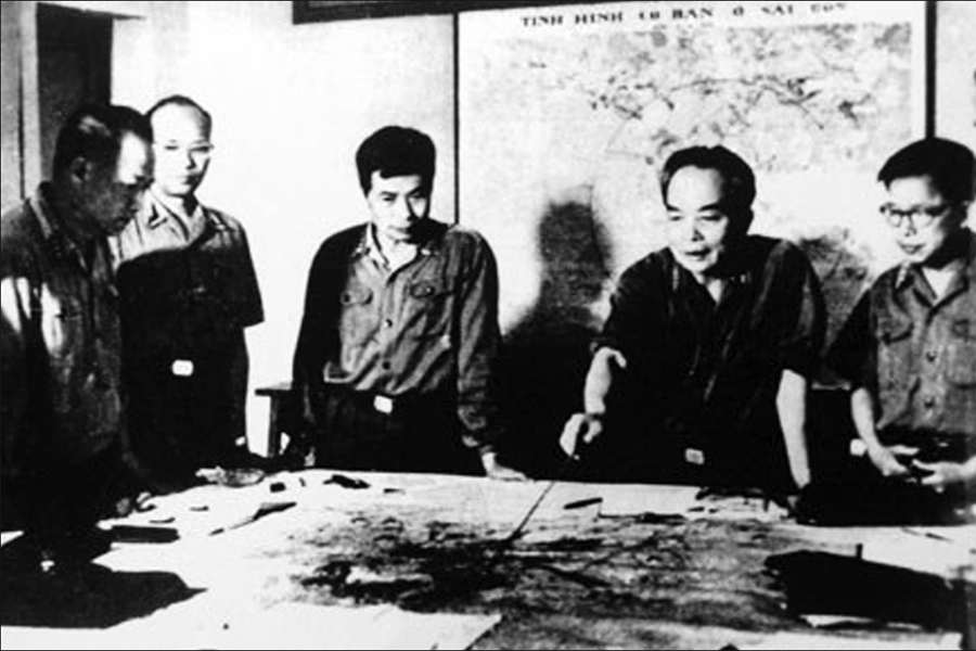 Quân ủy Trung ương đang theo dõi diễn biến Chiến dịch Hồ Chí Minh năm 1975. Ảnh tư liệu