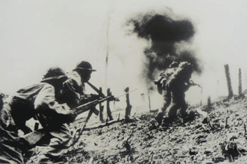  Quân Giải phóng tiến công cứ điểm địch trong chiến dịch Tây Nguyên. Ảnh: Tư liệu