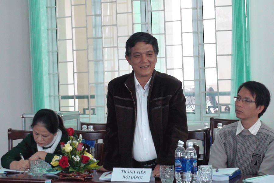 Thành viên của Hội đồng nghiệm thu góp ý cho đề tài. Ảnh: Trần Dung