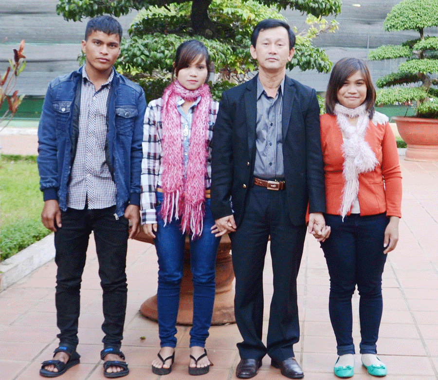 Xin, Oam và Wil chụp ảnh lưu niệm cùng Phó Bí thư Tỉnh ủy Dương Văn Trang (thứ 2 từ phải sang). Ảnh: V.P Xin, Oam và Wil chụp ảnh lưu niệm cùng Phó Bí thư Tỉnh ủy Dương Văn Trang (thứ 2 từ phải sang). Ảnh: V.P