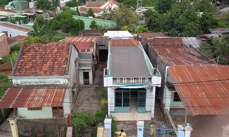 Khu chăn nuôi của 3 hộ gia đình gây bức xúc ở hẻm 162/84 Trường Chinh. Ảnh: Lê Hòa Khu chăn nuôi của 3 hộ gia đình gây bức xúc ở hẻm 162/84 Trường Chinh. Ảnh: Lê Hòa