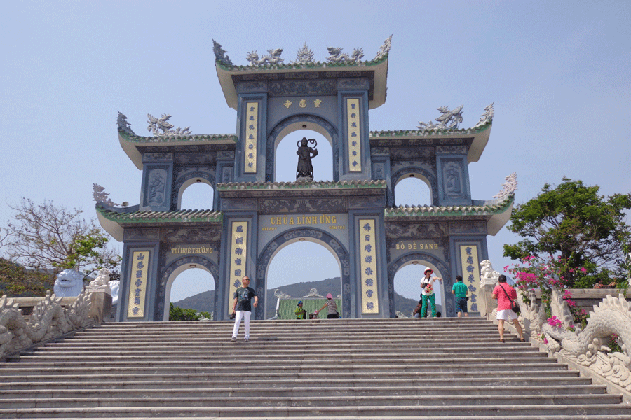 Du khách tham quan chùa Linh Ứng. Ảnh: Hà Phương Du khách tham quan chùa Linh Ứng. Ảnh: Hà Phương