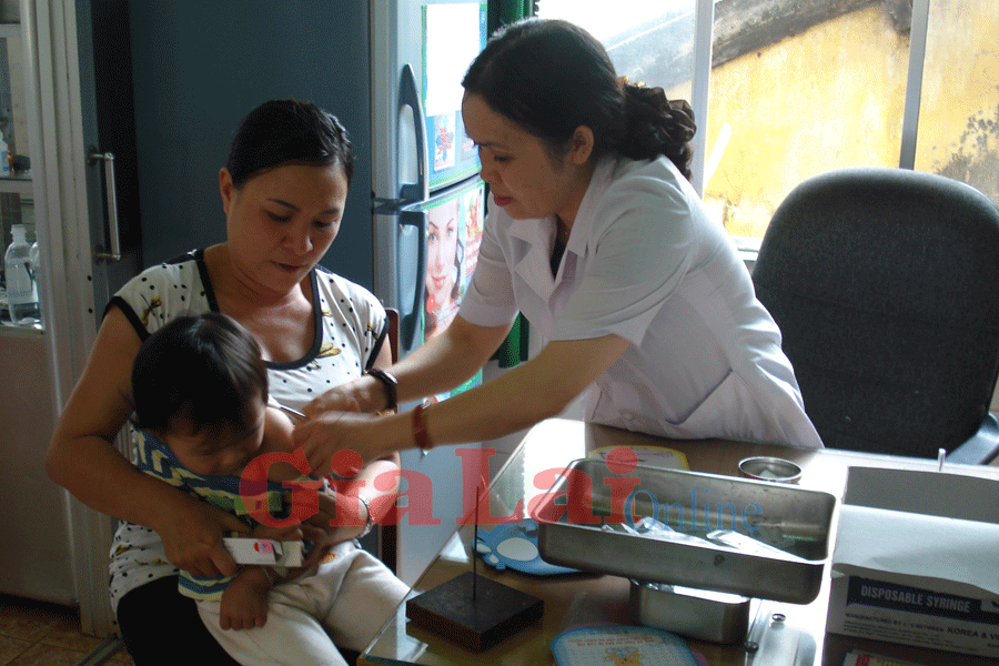  Tiêm phòng vắc xin cho trẻ. Ảnh: Như nguyện