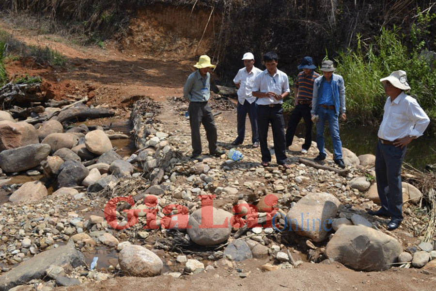 Cơ quan chức năng huyện kiểm tra công tác sửa chữa đường vào khu sản xuất. Ảnh: Lê Nam