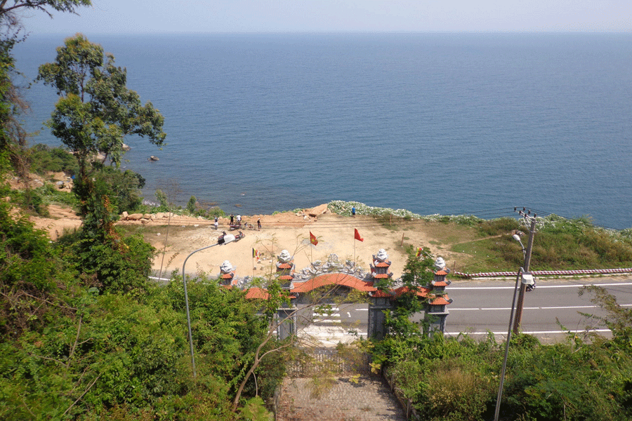 Đường lên chùa Linh Ứng. Ảnh: Hà Phương Đướng lên chùa Linh Ứng. Ảnh: Hà Phương