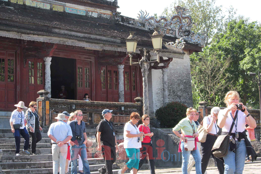 Khách quốc tế tham quan Điện Thái Hòa tại Đại nội Huế sáng mồng 3 Tết Giáp Ngọ 2014. Ảnh: Bùi Oanh  Khách quốc tế tham quan Điện Thái Hòa tại Đại nội Huế sáng mồng 3 Tết Giáp Ngọ 2014. Ảnh: Bùi Oanh