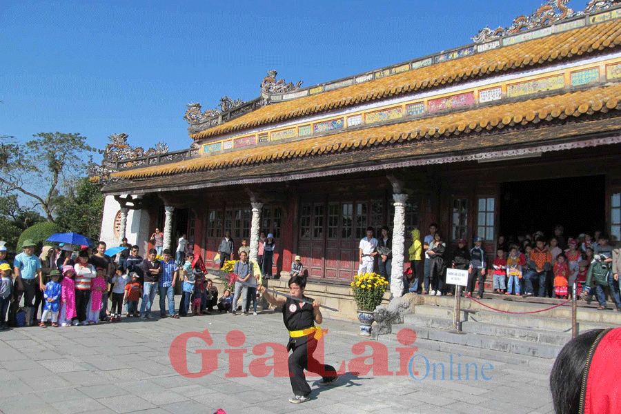 Biểu diễn võ thuật trước Điện Thái Hòa- Đại nội Huế. Ảnh: Bùi Oanh Biểu diễn võ thuật trước Điện Thái Hòa- Đại nội Huế. Ảnh: Bùi Oanh