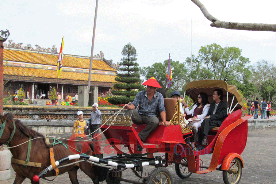 Du khách du xuân bằng xe ngựa trong cung vua Nguyễn. Ảnh: Bùi Oanh Du khách du xuân bằng xe ngựa trong cung vua Nguyễn. Ảnh: Bùi Oanh