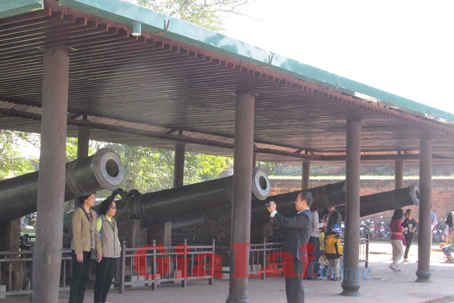 Du khách chụp hình bên 9 khẩu thần công trước Đại nội Huế. Ảnh: Bùi Oanh Du khách chụp hình bên 9 khẩu thần công trước Đại nội Huế. Ảnh: Bùi Oanh