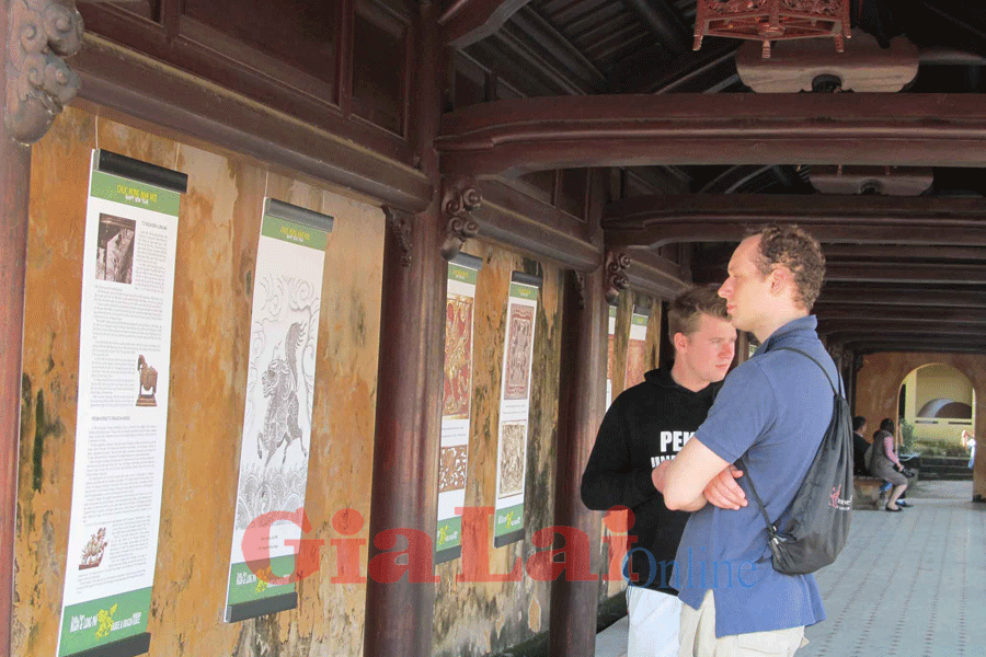 Triển lãm tranh “Ngựa và Long Mã” tại Trường lang, Đại Cung Môn, Đại Nội Huế. Ảnh: Bùi Oanh Triển lãm tranh “Ngựa và Long Mã” tại Trường lang, Đại Cung Môn, Đại Nội Huế. Ảnh: Bùi Oanh