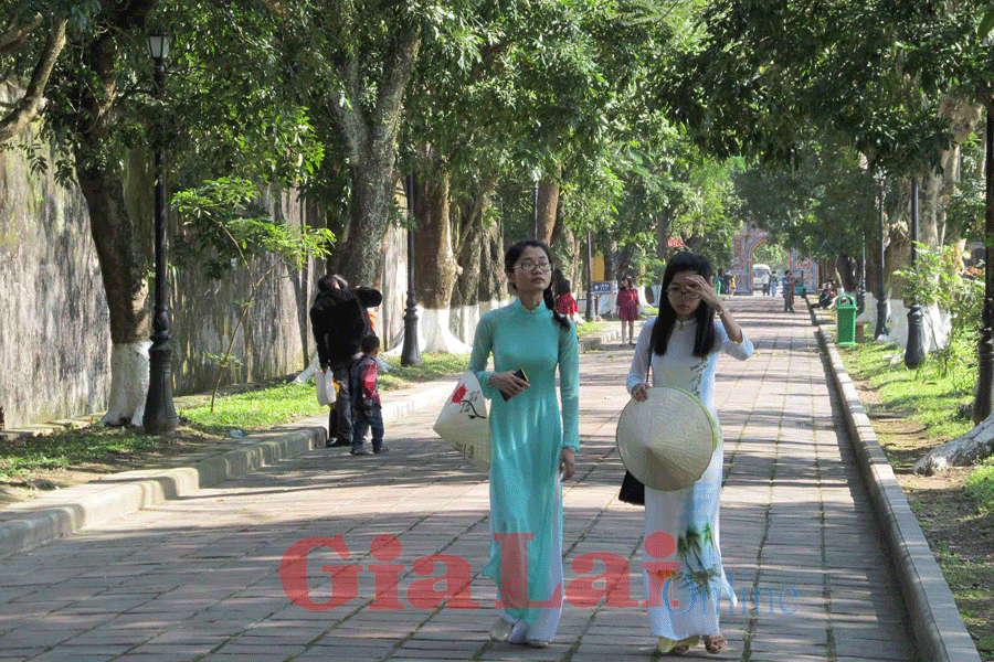 Thiếu nữ vãn cảnh tại Đại nội Huế. Ảnh: Bùi Oanh Thiếu nữ vãn cảnh tại Đại nội Huế. Ảnh: Bùi Oanh