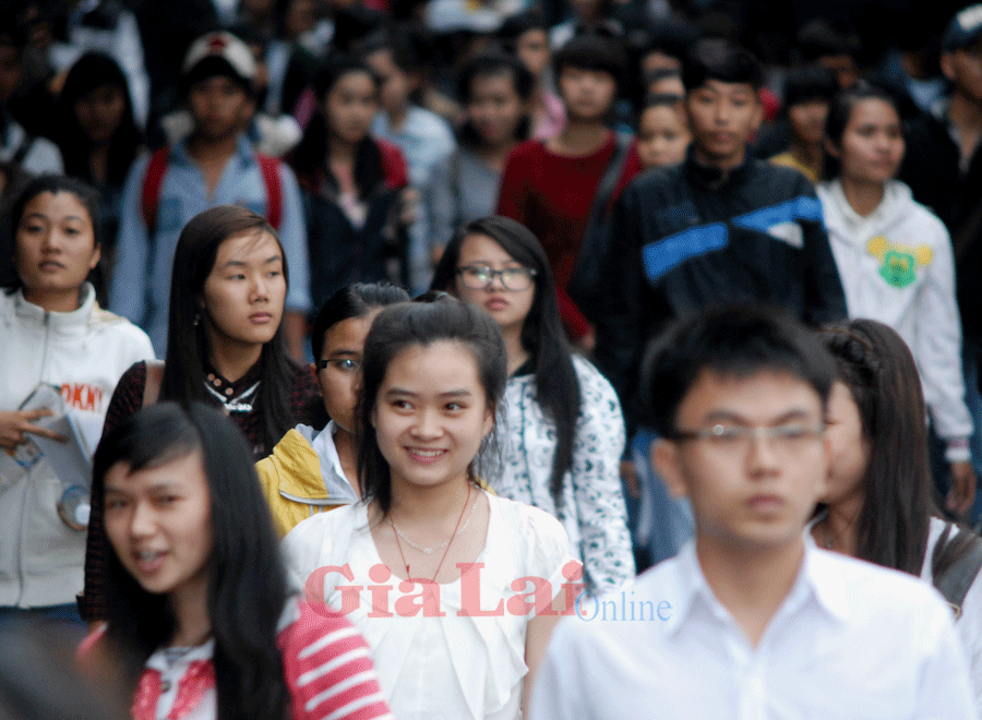 Thấp thoáng có thí sinh tươi cười sau khi ra khỏi phòng thi môn Lý. Ảnh: Ngô Khắc Lịch Thấp thoáng có thí sinh tươi cười sau khi ra khỏi phòng thi môn Lý. Ảnh: Ngô Khắc lịch